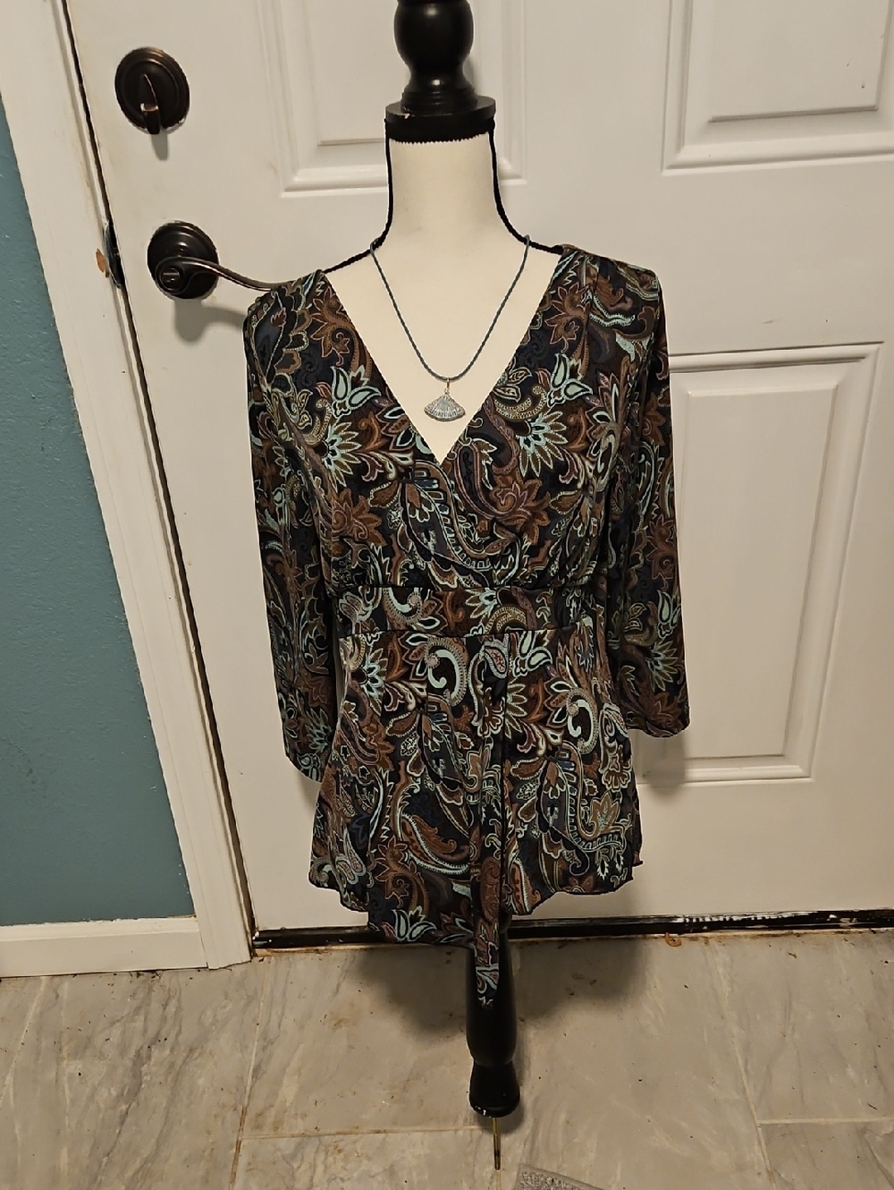 Apostrophe Women's V-Neck Paisley Top